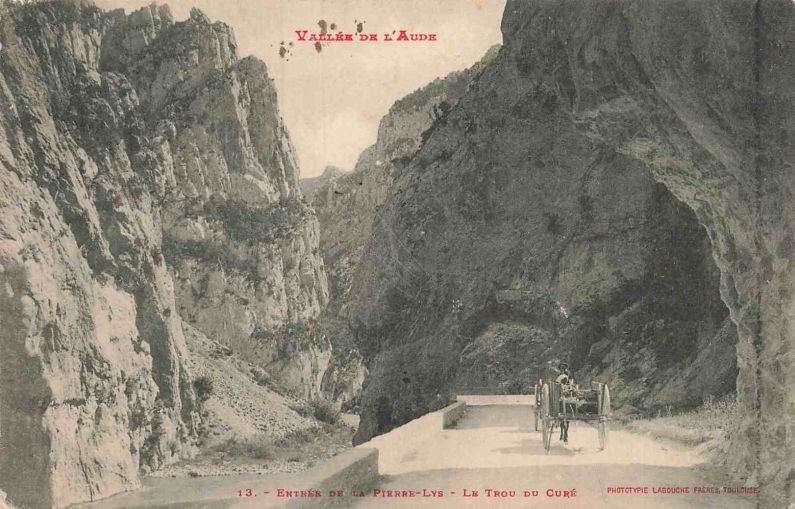 Vallée de l'Aude 13 - Entrée de la Pierre-Lys - le Trou-du-Curé - Toulouse - phototypie Labouche frères, marque LF au verso, entre 1905 et 1925 - Carte postale p1